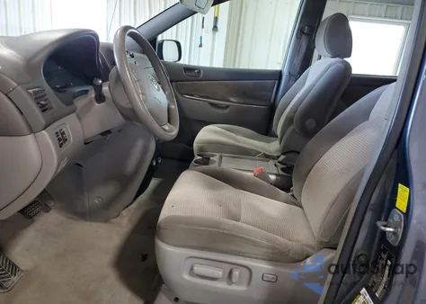 2010 Toyota Sienna Ce z USA, uszkodzony, nr VIN 5TDKK4CC2AS320225